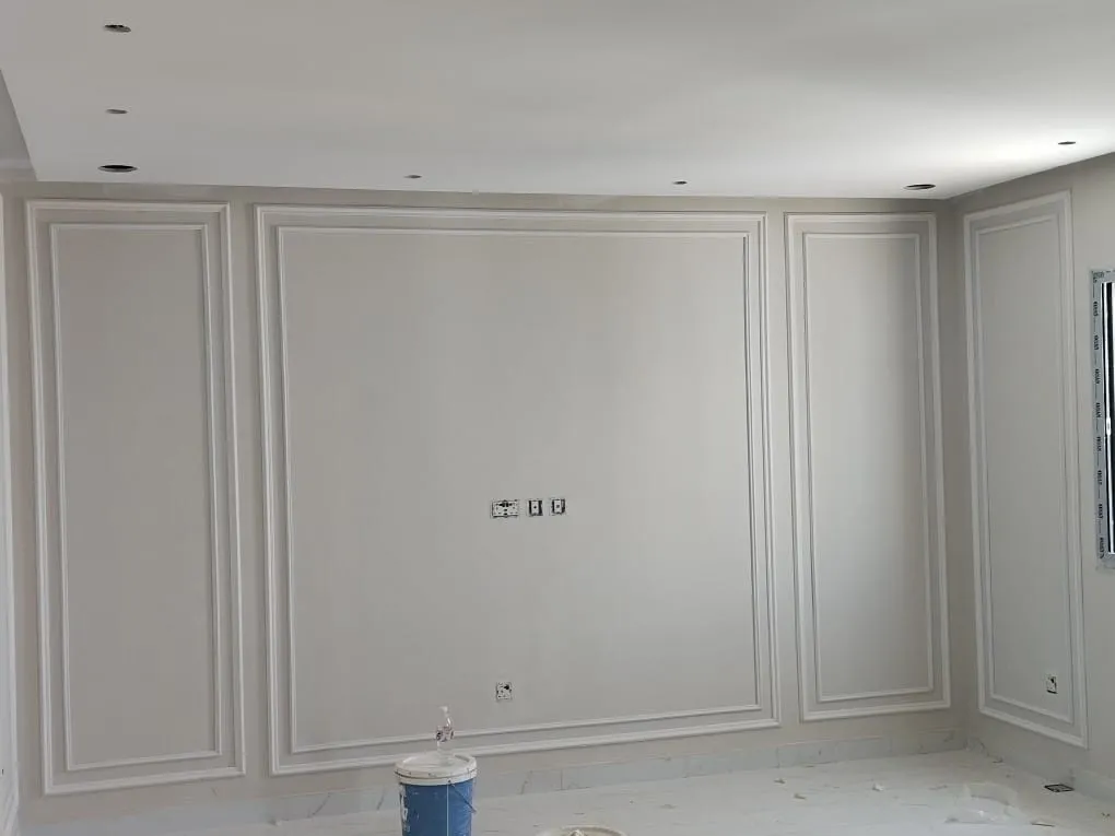 افضل معلم محترف وموثوق لتركيب ديكورات الفوم في المملكة