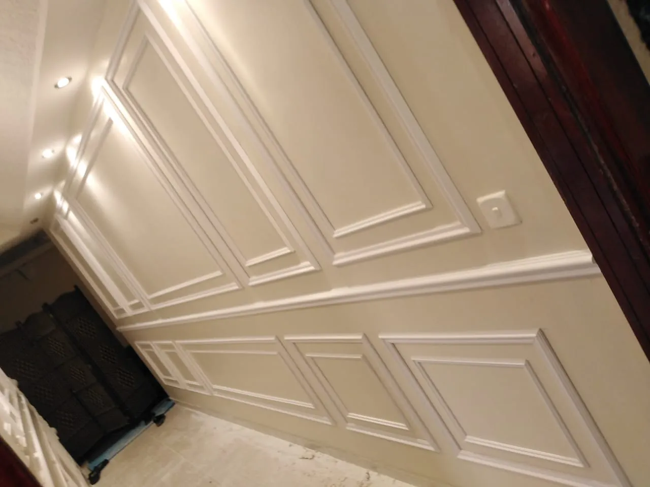 افضل معلم محترف وموثوق لتركيب ديكورات الفوم في المملكة