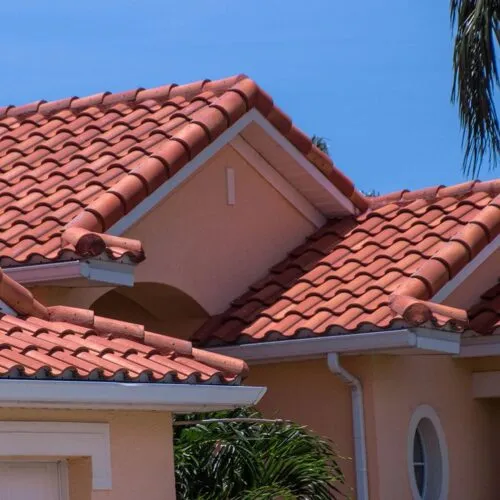 تركيب جميع أنواع القرميد باختلاف جودتها وشكلها في المملكة