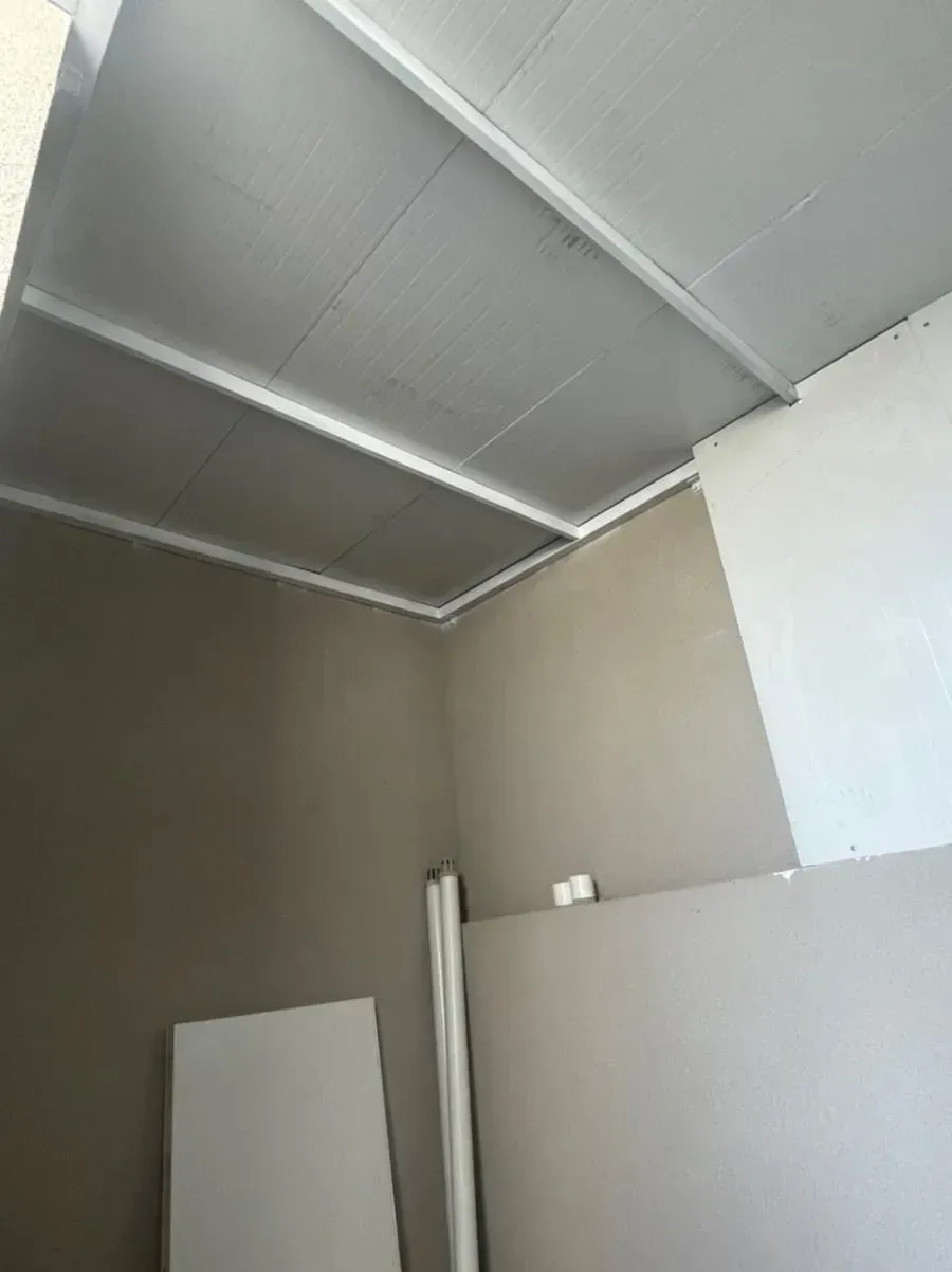 حداده لتركيب جميع احجام اسقف والواح ساندوتش بانل في المملكه