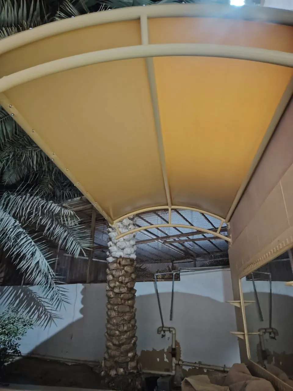 "مظلات هرمية عالية الجودة من شركة الخليج العربي – ظل أنيق يد