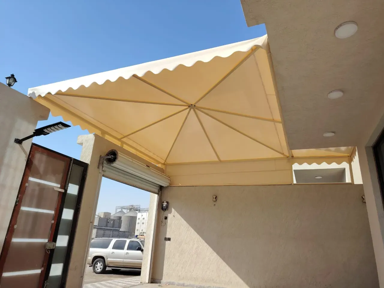 "مظلات هرمية عالية الجودة من شركة الخليج العربي – ظل أنيق يد