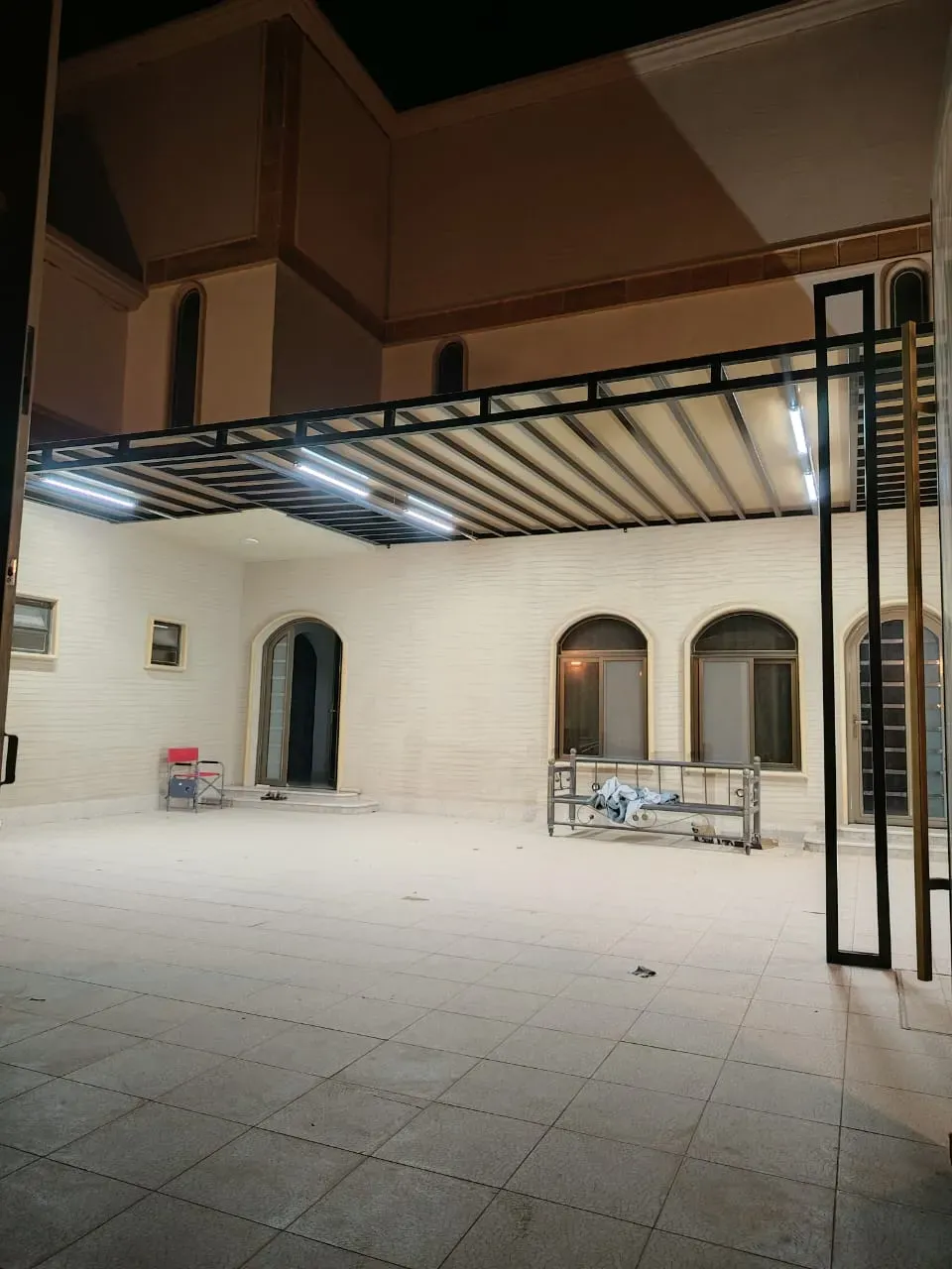 "مظلات هرمية عالية الجودة من شركة الخليج العربي – ظل أنيق يد