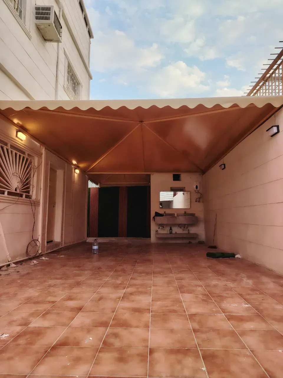 مظلات راقية تجمع بين الأناقة والمتانة بأسعار منافسة